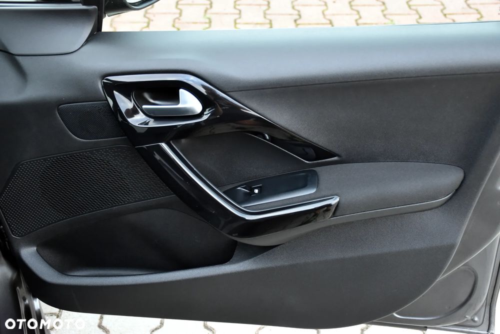 Peugeot 208 - 25