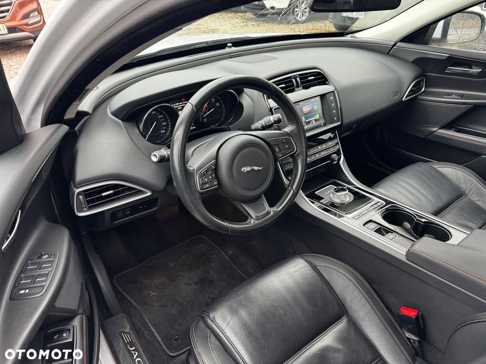Jaguar XE 2.0 T Prestige - 37