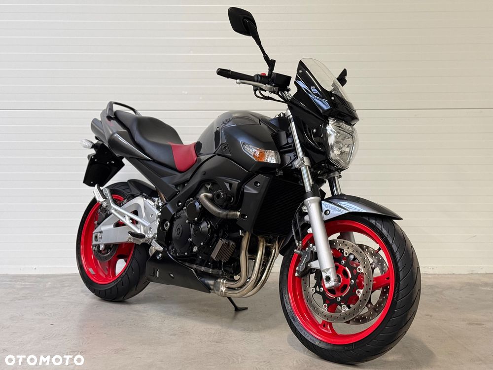 Suzuki GSR - 2