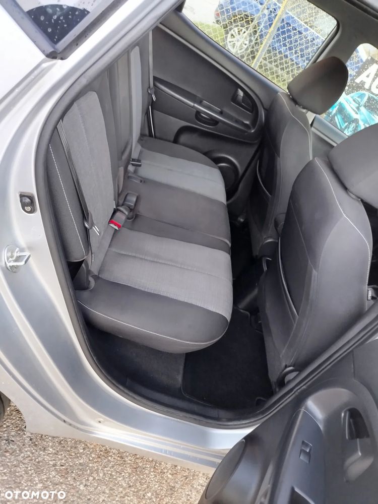 Kia Venga - 10