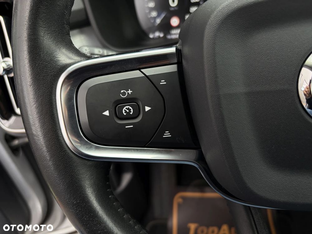 Volvo XC 40 T4 Geartronic Momentum Pro - 23