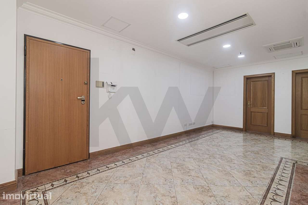 Lojas para Venda em Agualva-Cacém, Sintra | 188 m2 e Estacionamento - Grande imagem: 4/42