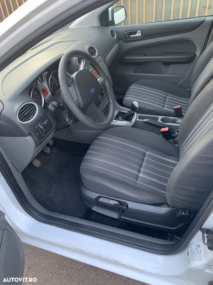 Ford Focus 1.4i Trend - 8