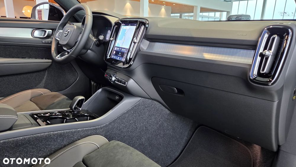 Volvo XC 40 B4 Plus Black Edition - 12