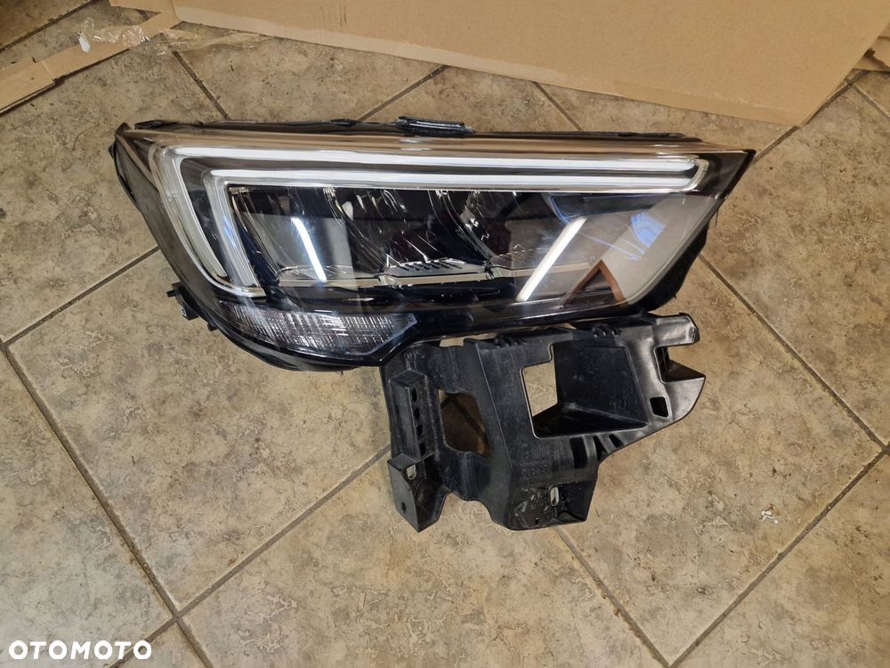 lampa przednia prawa yq00709880 ślizg 39097375 opel crossland led lift 2023 - 1