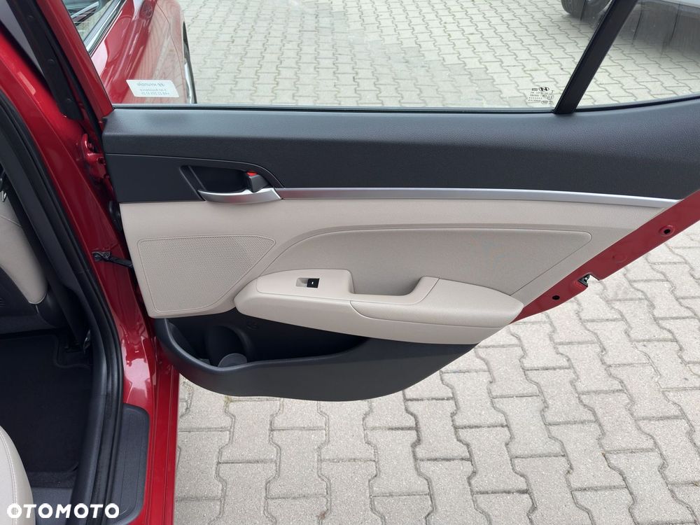 Hyundai Elantra 1.6 Comfort - 23