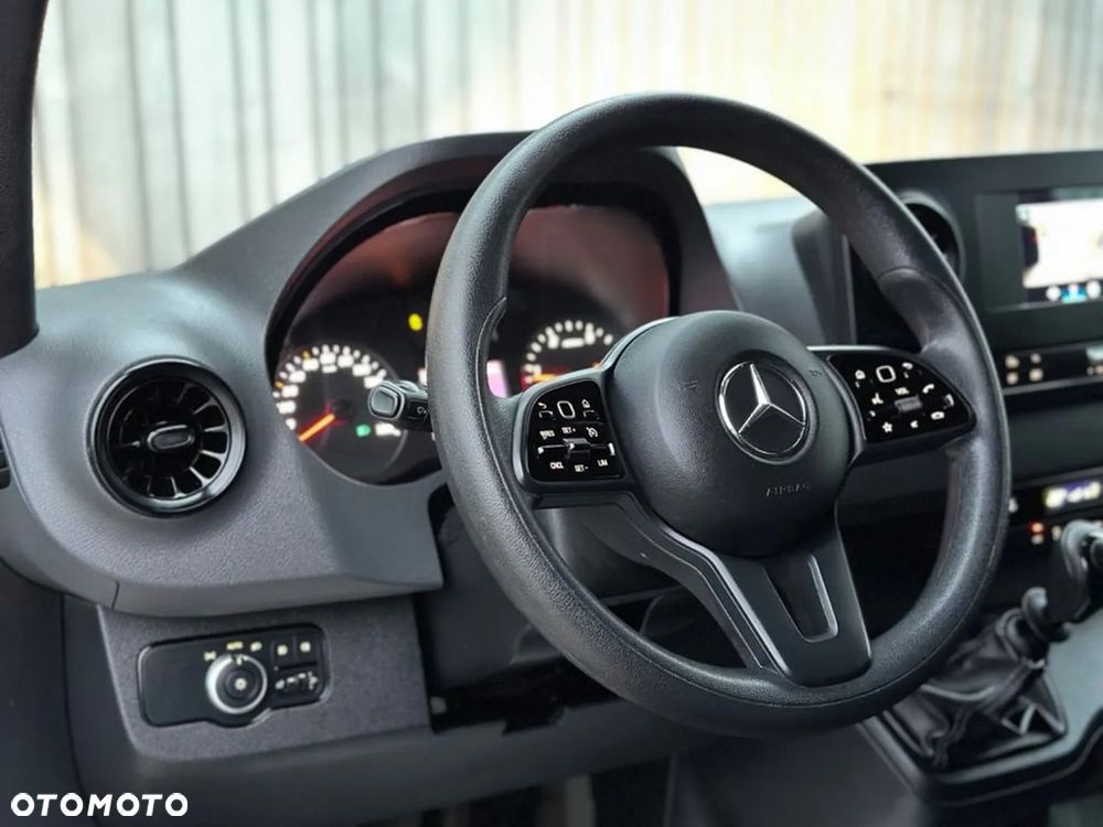 Mercedes-Benz Sprinter - 13