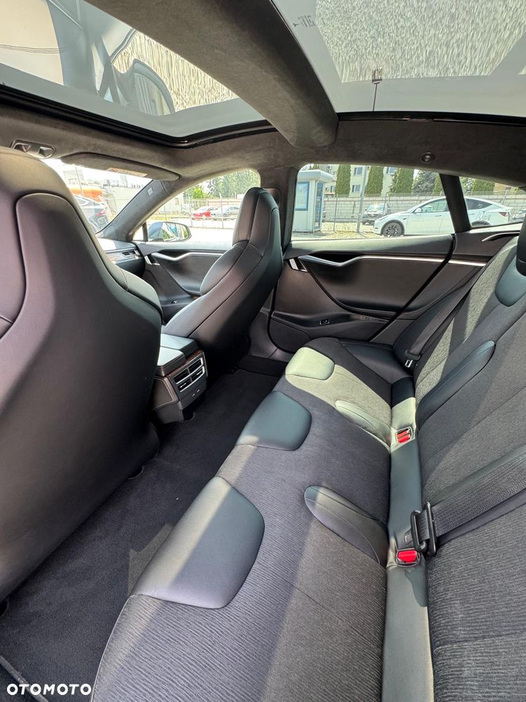 Tesla Model S 90 D - 12
