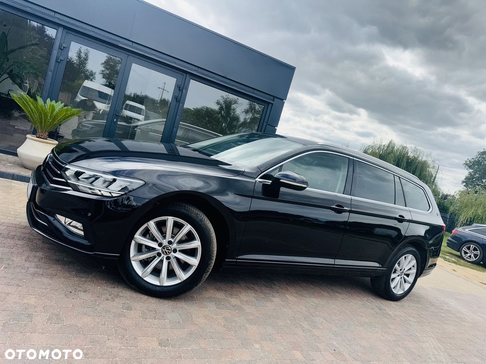 Volkswagen Passat - 1