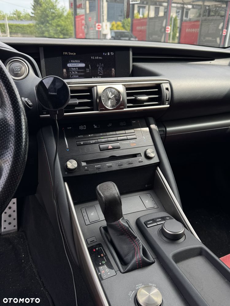Lexus IS 200t / 300 F Sport - 10