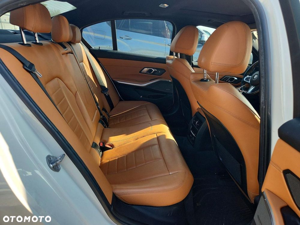 BMW Seria 3 330i M Sport - 9