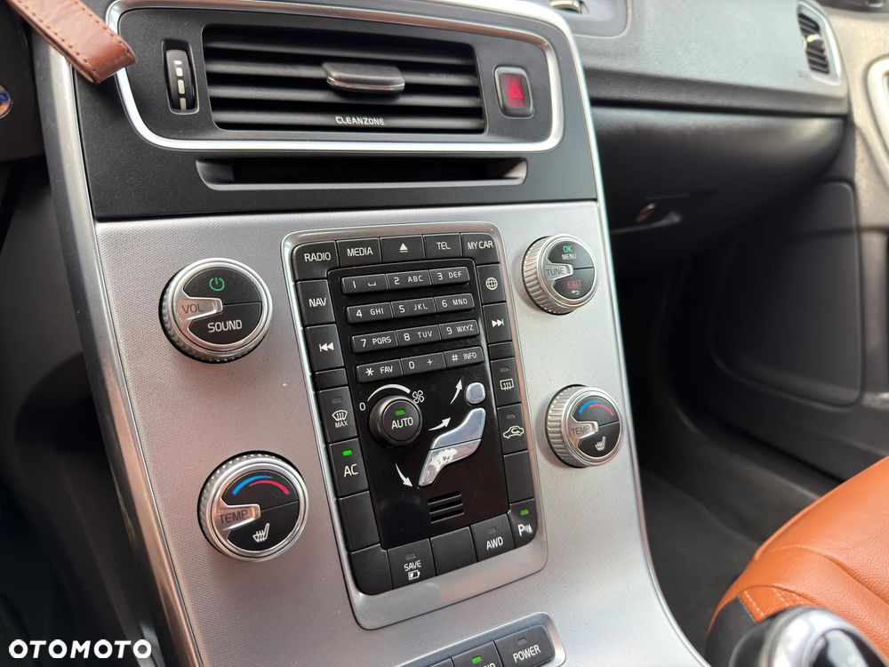 Volvo V60 D6 AWD Plug-in Hybrid R-Design Momentum - 16