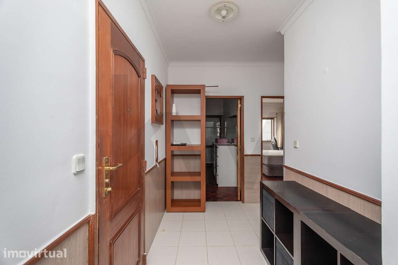 Apartamento T2 Mobilado e Equipado com Varanda – Rua do Alecrim, Rinch - Grande imagem: 3/31