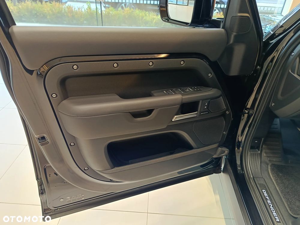 Land Rover Defender 130 5.0 P425 Outbound - 33