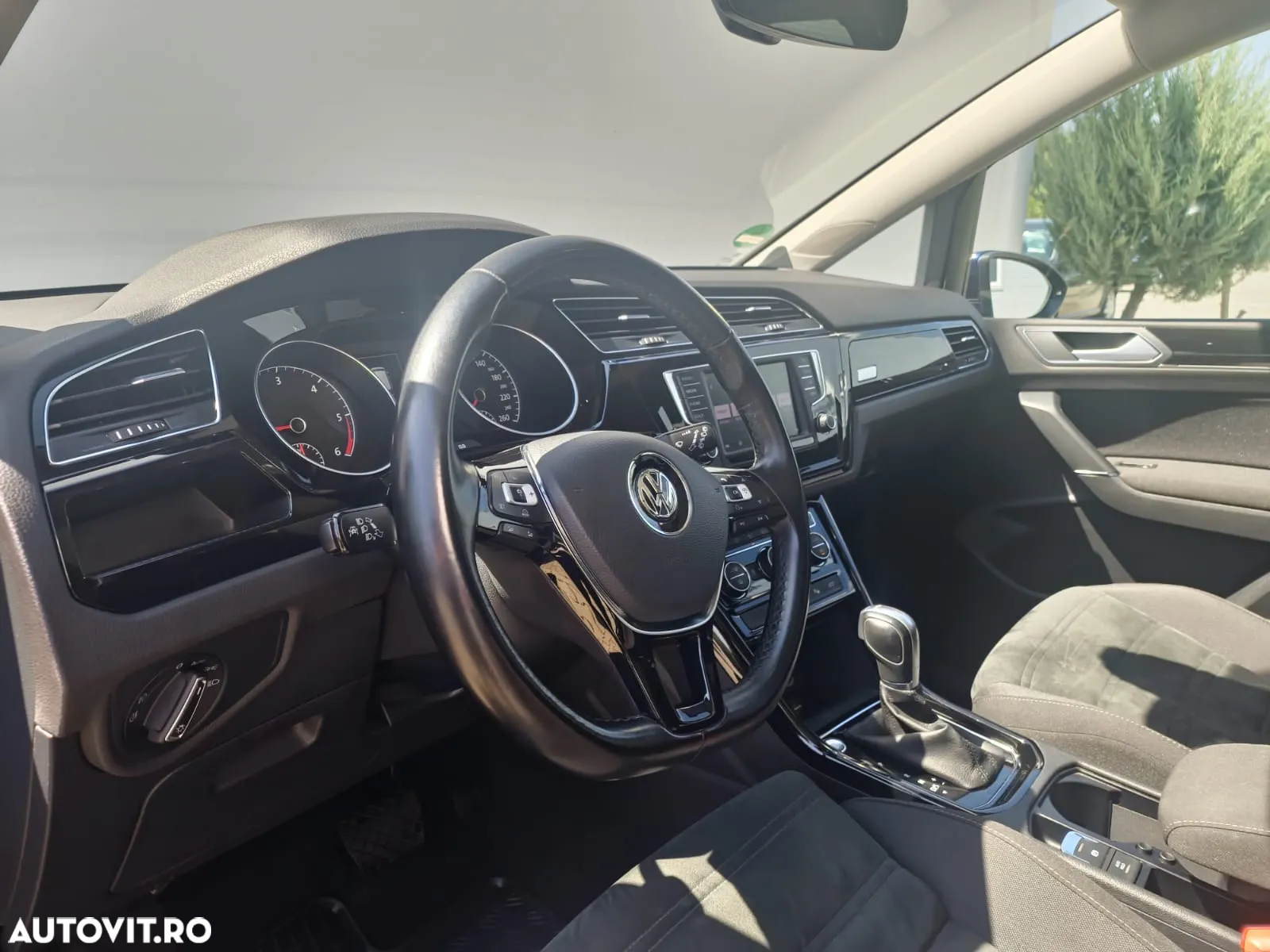 Volkswagen Touran 2.0 TDI DPF BlueMotion Technology DSG Highline - 9