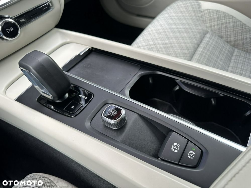 Volvo V60 B3 B DKG Essential - 28