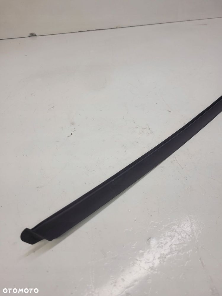 LISTWA ZGARNIAJĄCA SZYBY LEWA AUDI A4 B7 8E0854327 - 2