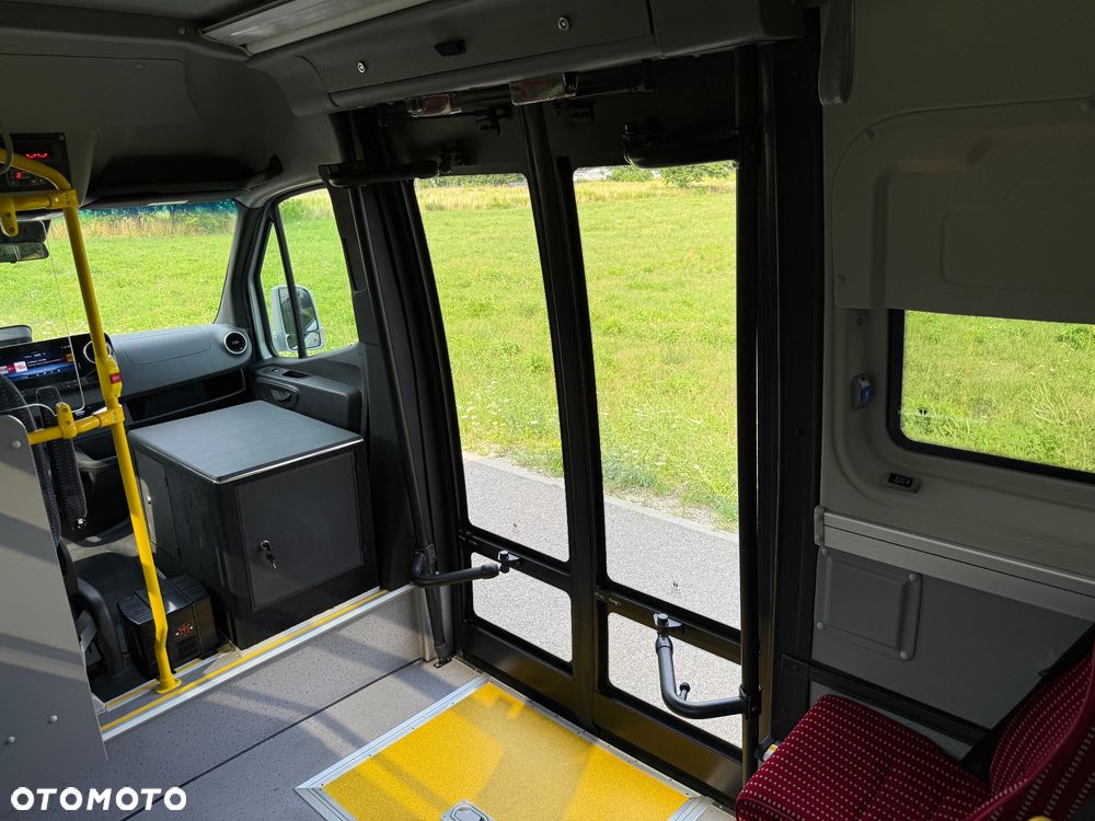Mercedes-Benz Sprinter 517 - 19
