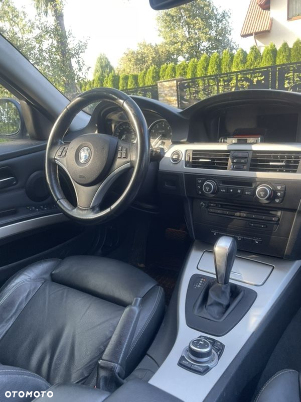 BMW Seria 3 330i Touring - 13