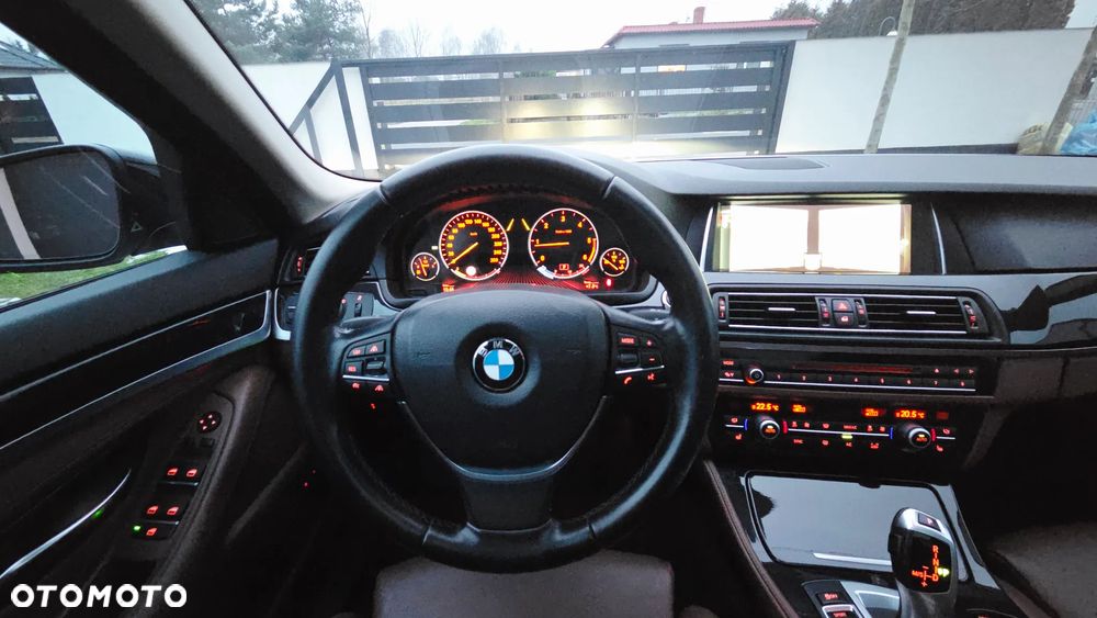 BMW Seria 5 525d xDrive - 16