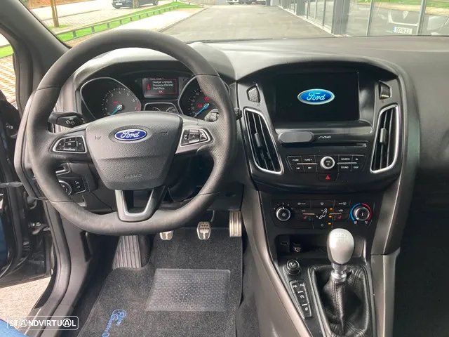 Ford Focus 1.0 EcoBoost S&S ST-Line - 17