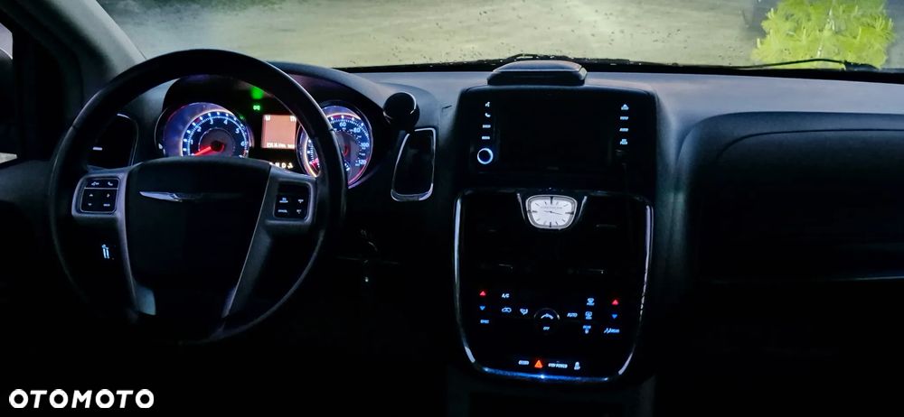 Chrysler Town & Country 3.6 Limited - 13