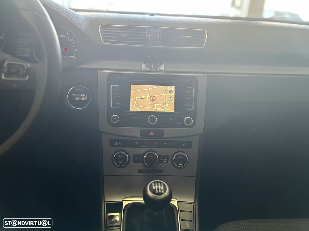 VW Passat 2.0 TDI BlueMotion Trendline - 13