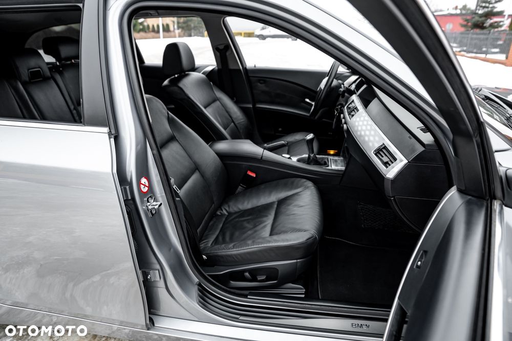 BMW Seria 5 525i Touring - 24