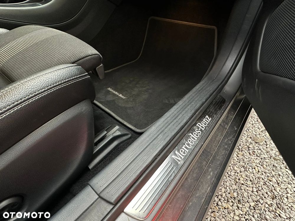 Mercedes-Benz GLA 200 7G-DCT - 25