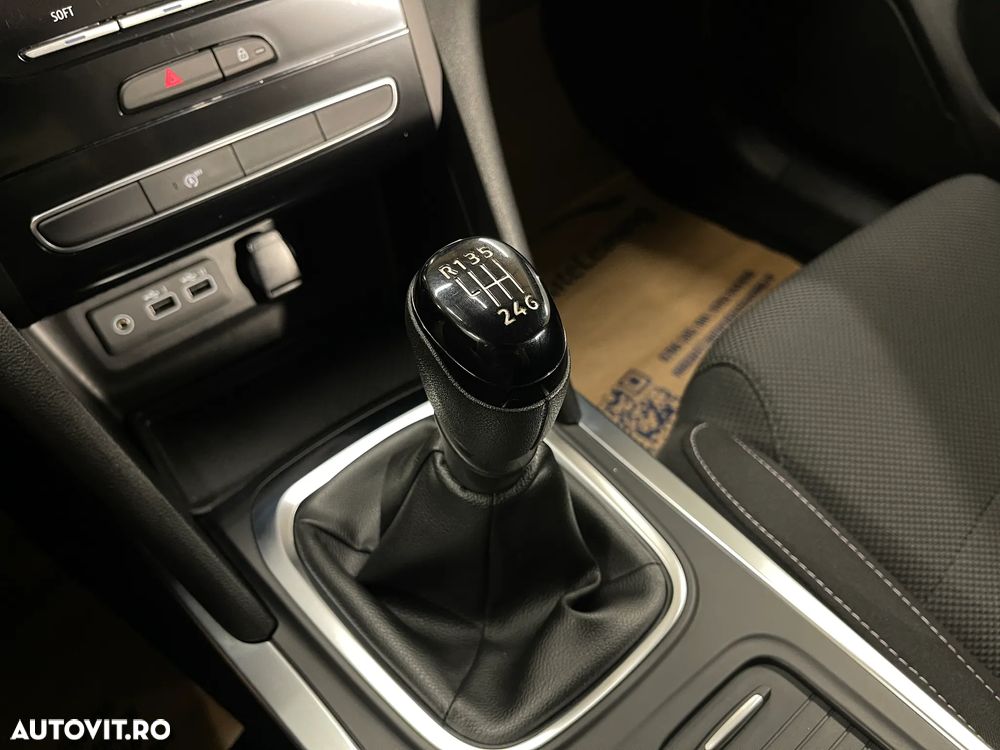 Renault Megane TCe 140 GPF Equilibre - 23