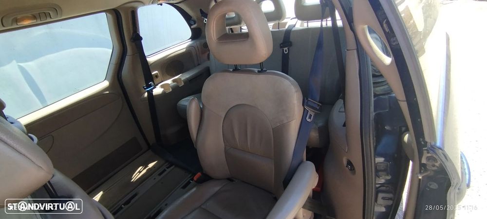 Chrysler Voyager 2.5 CRD LX - 13