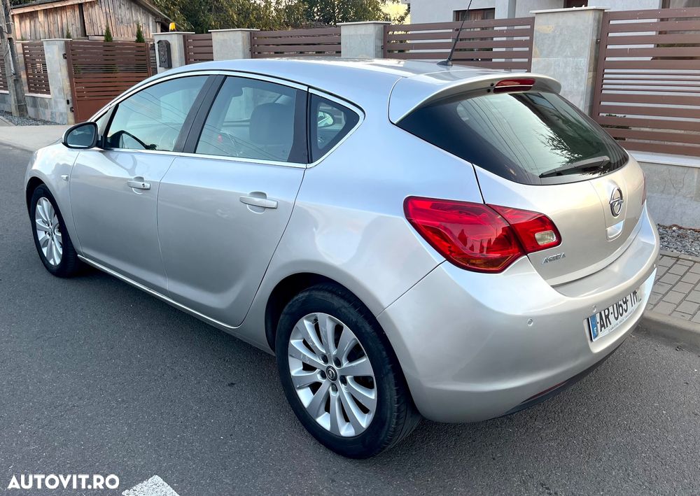 Opel Astra 2010 photo 4