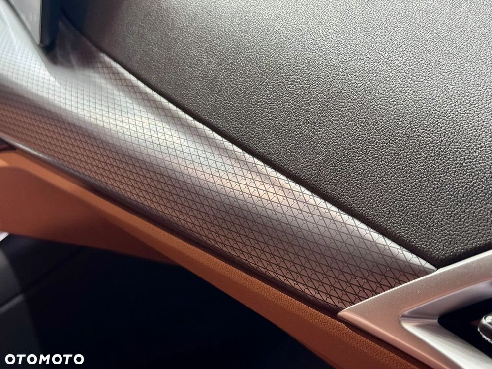 BMW Seria 3 330i xDrive M Sport - 11