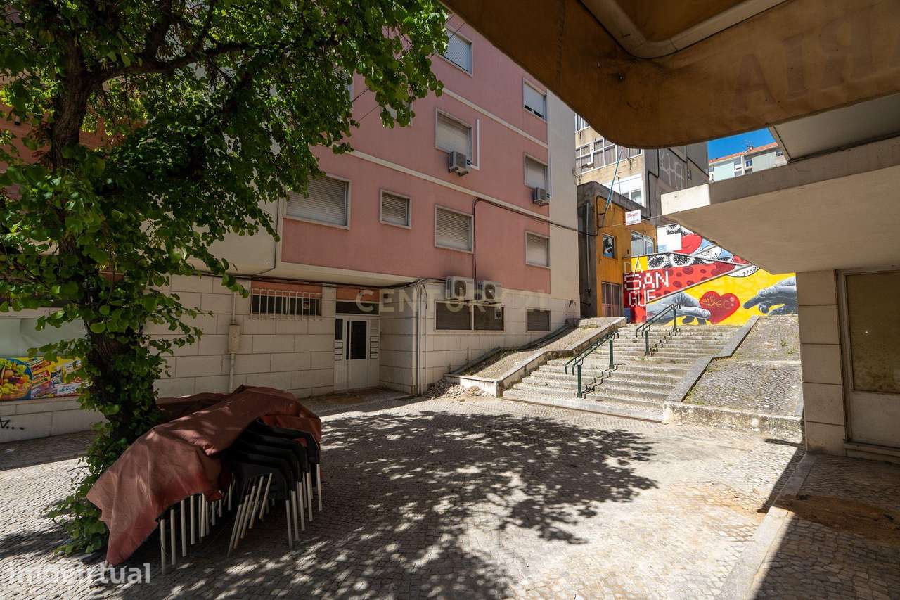 T4 com Terraço e Varanda na Cova da Piedade | Excelente Localização - Grande imagem: 2/28