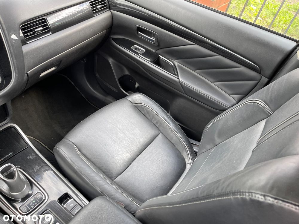 Mitsubishi Outlander Instyle NAVI + - 22