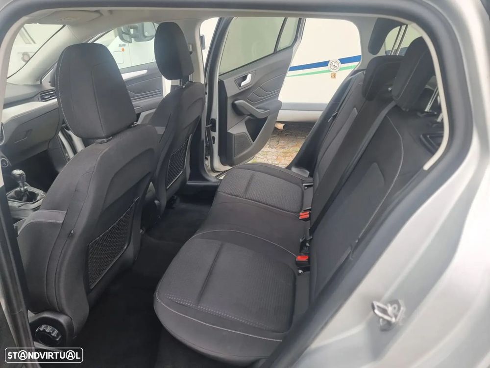 Ford Focus SW - 16
