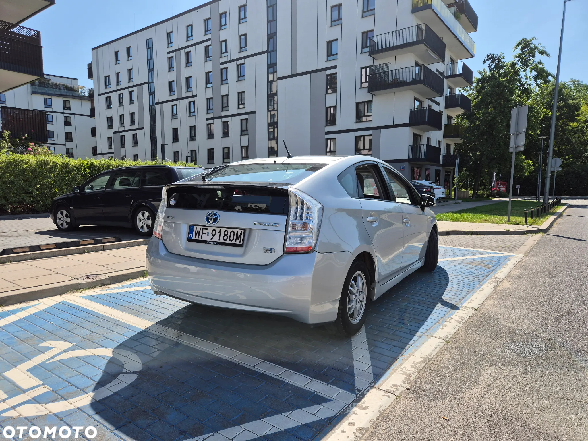 Toyota Prius (Hybrid) - 4