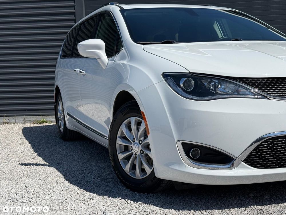 Chrysler Pacifica - 4