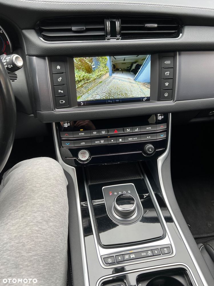 Jaguar XF 2.0 i4D R-Sport - 18