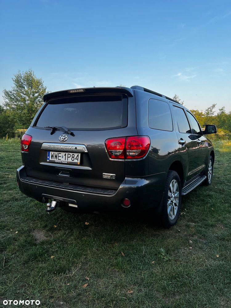 Toyota Sequoia - 7