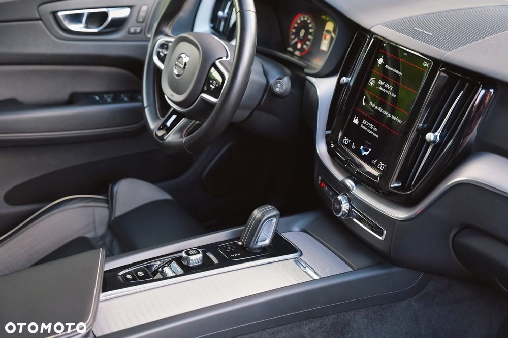Volvo XC 60 B5 D AWD R-Design - 17