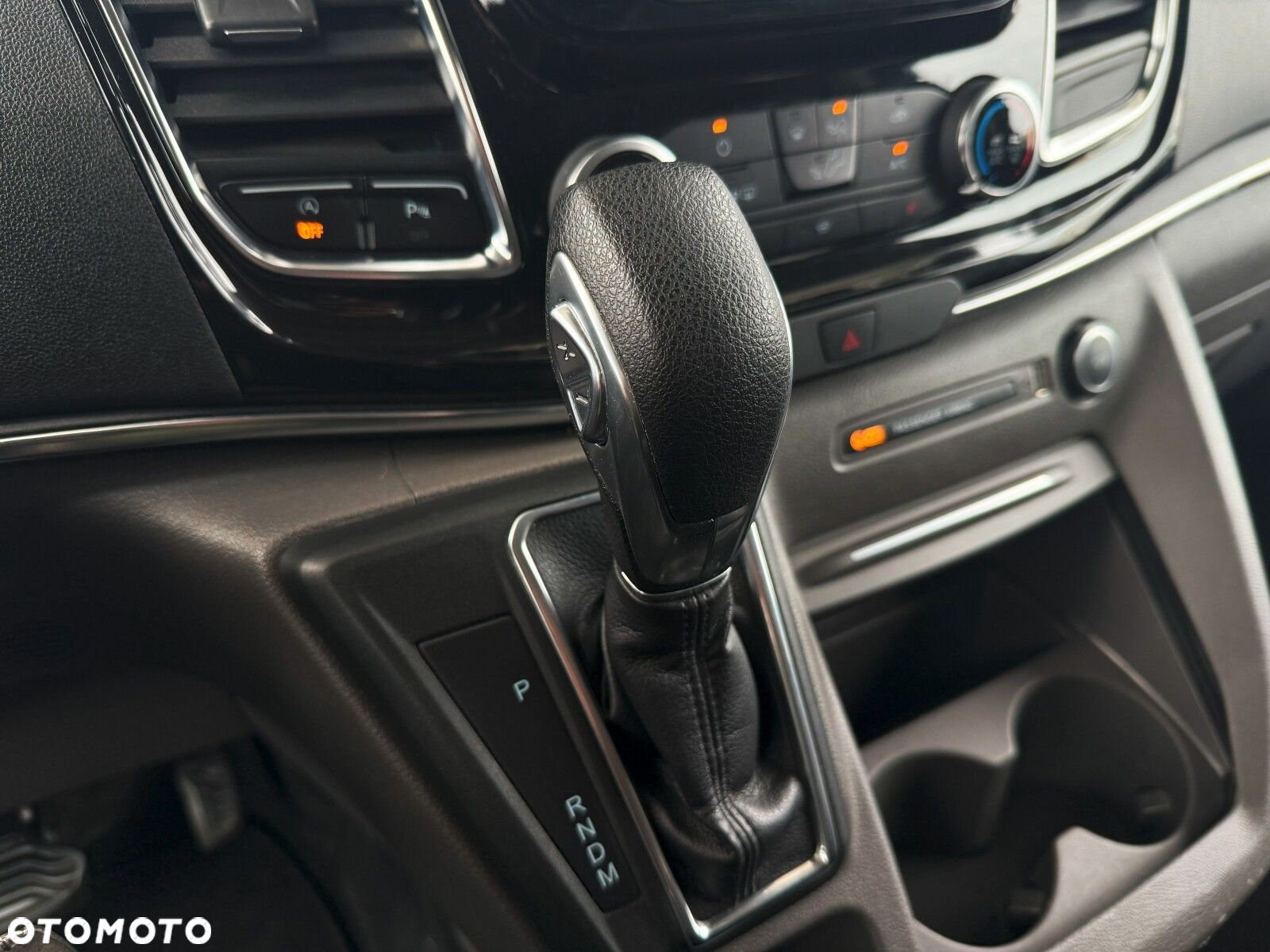 Ford Tourneo Custom - 25