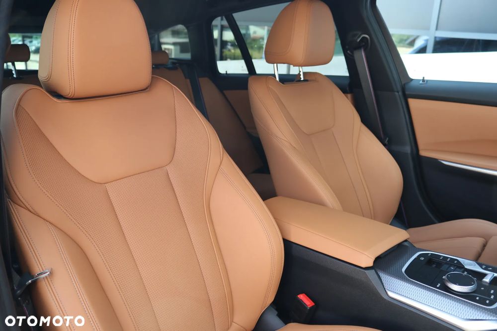 BMW Seria 3 330i xDrive - 29