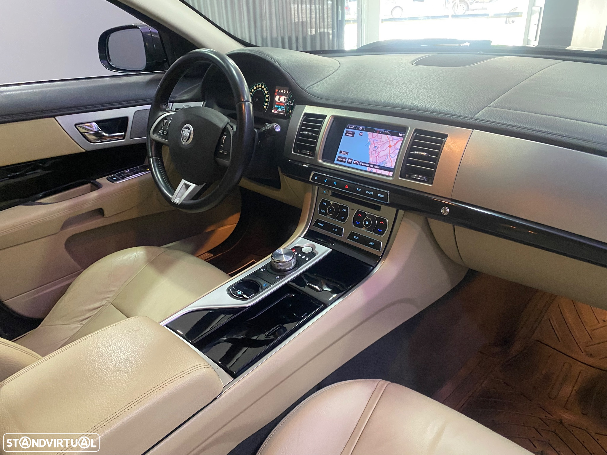 Jaguar XF 2.2 D R-Sport - 37