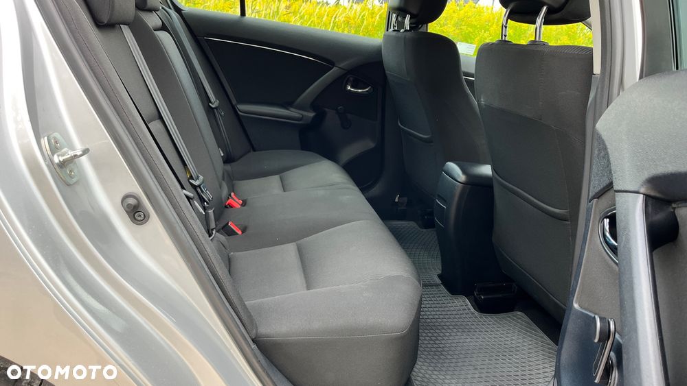 Toyota Avensis 1.8 Sol - 17