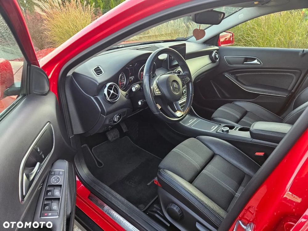 Mercedes-Benz GLA 200 7G-DCT - 17