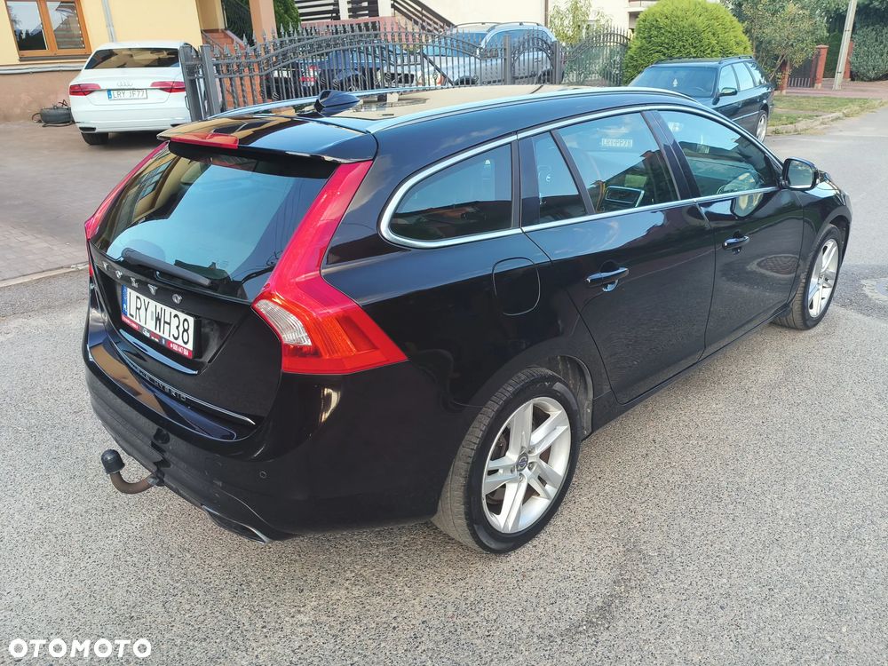 Volvo V60 D6 AWD Plug-in Hybrid R-Design Momentum - 3