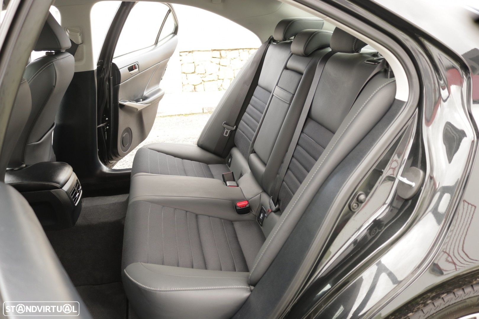 Lexus IS 300H Executive - 28