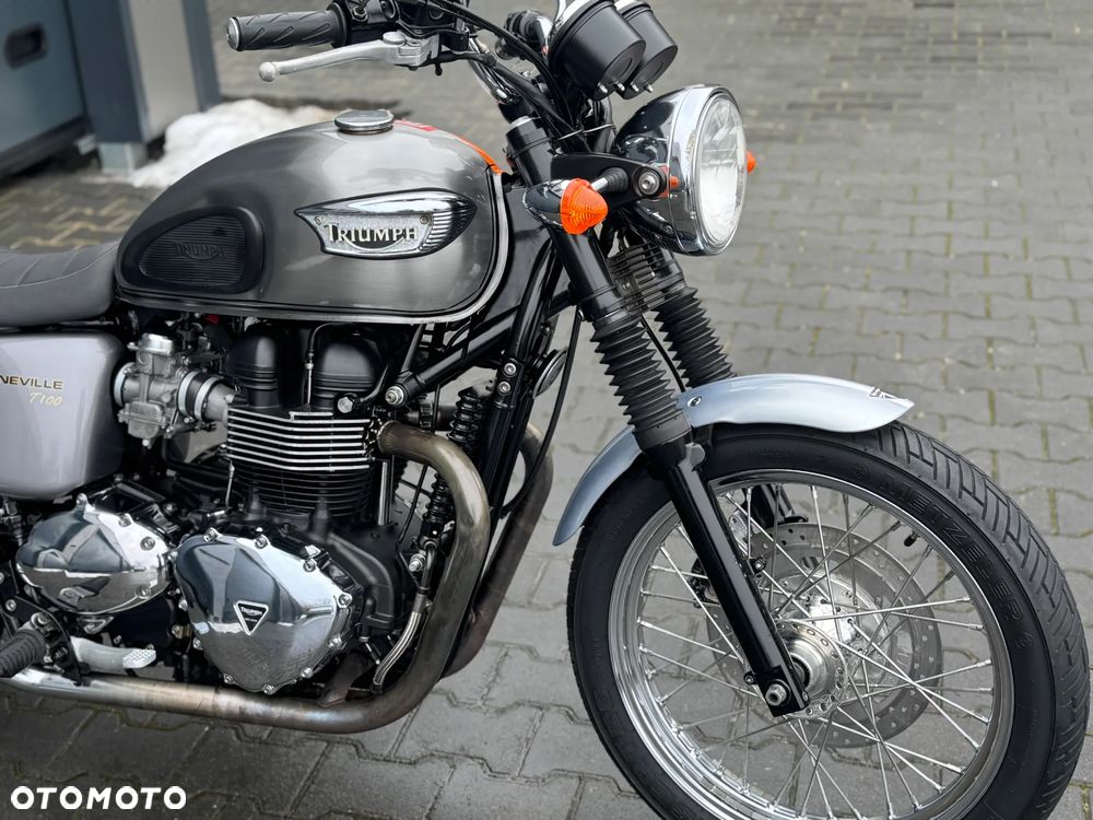 Triumph Bonneville - 10