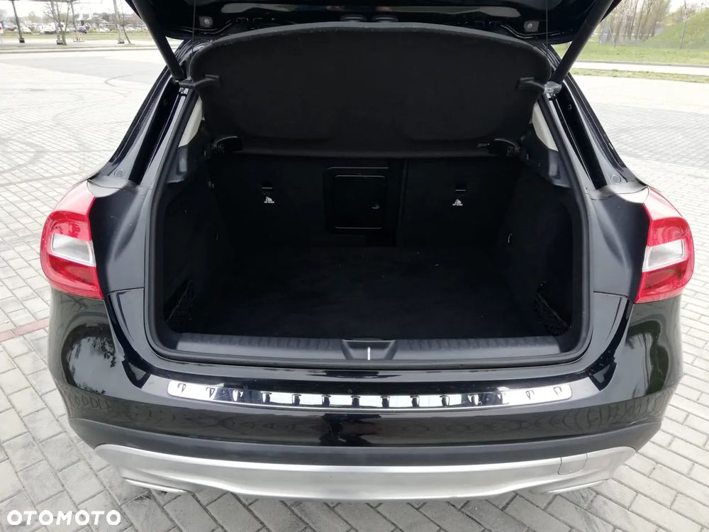 Mercedes-Benz GLA 250 4Matic 7G-DCT - 10